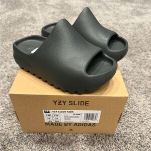 Adidas Yeezy kids 12 slides black brand new